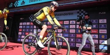 De Belgische wielerster Wout van Aert heeft aangekondigd met een nieuwe mindset en aangepaste tactiek aan de start van de Ronde van Vlaanderen 2025 te verschijnen.