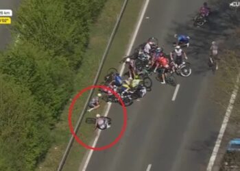Mathieu van der Poel komt ten val tijdens massale valpartij in de Ronde van Vlaanderen.