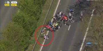 Mathieu van der Poel komt ten val tijdens massale valpartij in de Ronde van Vlaanderen.