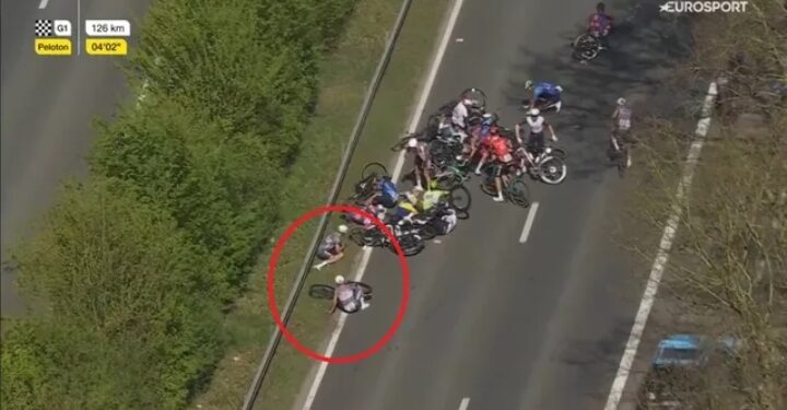 Mathieu van der Poel komt ten val tijdens massale valpartij in de Ronde van Vlaanderen.
