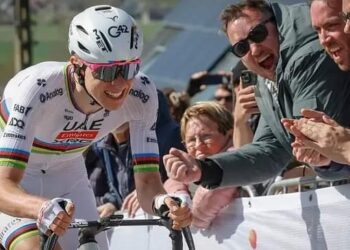 Fenomenale Pogacar verschalkt Van der Poel en Van Aert in Ronde van Vlaanderen