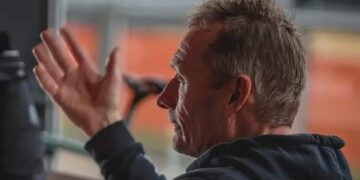 Vader Adrie komt met verontrustend Roubaix-bericht over Van der Poel