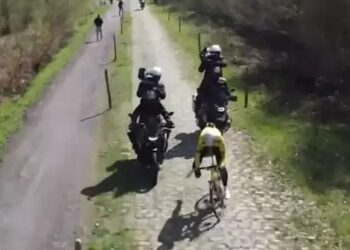 Wout van Aert ontsnapt aan drama tijdens verkenning Roubaix