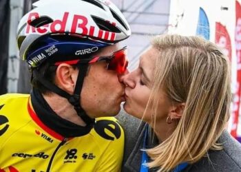 De spanningen lijken achter de schermen toe te nemen, want Sarah, de partner van de Belgische wielerster Wout van Aert, werd onlangs gehoord terwijl ze fel uitviel naar de wielrenner vanwege zijn prikkelbare gedrag.