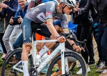 Van der Poel soleert naar overwinning in Parijs-Roubaix na pech voor Pogačar