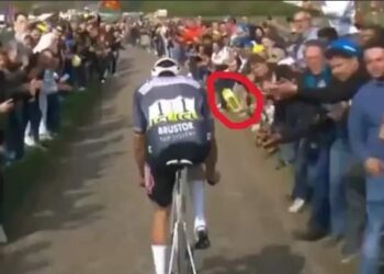 “Dit is een poging tot doodslag!” – Mathieu van der Poel eist strafrechtelijk onderzoek na bidon-gooiende ‘fan’ bij Parijs-Roubaix 2025