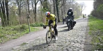 “Ook al wilde ik meer. Ik heb alles gegeven wat ik had,” zei Van Aert na de finish in Roubaix.