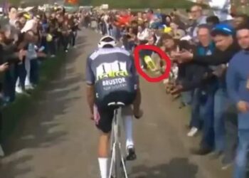 “Tuig van de richel” – Experts veroordelen schandalige aanval van fan op Mathieu van der Poel tijdens Parijs-Roubaix hattrick