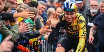 GefrustreerdeBelgjes: Van Aert-fans Bekritiseerd Na Bidonincident Van der Poel