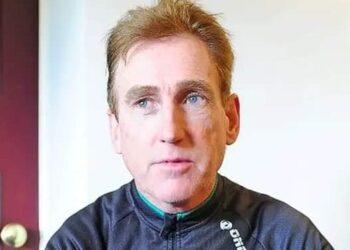 Wielerlegende Sean Kelly heeft voor opschudding gezorgd in de wielerwereld door te stellen dat Mathieu van der Poel “geluk” had bij zijn recente overwinning in Parijs-Roubaix.