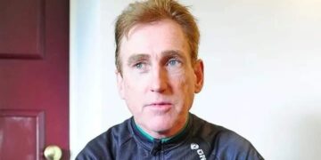 Wielerlegende Sean Kelly heeft voor opschudding gezorgd in de wielerwereld door te stellen dat Mathieu van der Poel “geluk” had bij zijn recente overwinning in Parijs-Roubaix.