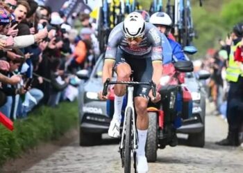 Er is controverse ontstaan in de wielerwereld na de dominante overwinning van Mathieu van der Poel in Parijs-Roubaix. Sommige fans en commentatoren beschuldigen hem van valsspelen tijdens de wedstrijd en roepen op tot diskwalificatie.