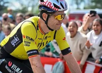 Na een nieuwe tegenslag voor Wout van Aert liepen de spanningen op tijdens een persconferentie, toen een journalist zijn toekomst en rol in het team in twijfel trok. Zijn ploegleider reageerde kalm maar krachtig, wat veel aandacht trok in de wielerwereld.
