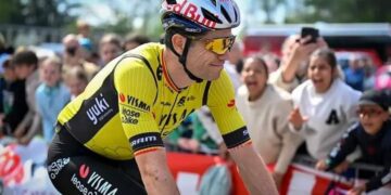 Na een nieuwe tegenslag voor Wout van Aert liepen de spanningen op tijdens een persconferentie, toen een journalist zijn toekomst en rol in het team in twijfel trok. Zijn ploegleider reageerde kalm maar krachtig, wat veel aandacht trok in de wielerwereld.