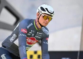 Adrie van der Poel, voormalig wielerkampioen en vader van superster Mathieu van der Poel, is er rotsvast van overtuigd dat zijn zoon in staat is om twee van de meest prestigieuze monumenten in de wielersport te winnen: Luik-Bastenaken-Luik en