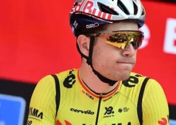 Amerikaanse ex-prof pareert zware kritiek op het sprintvermogen van Wout van Aert: “Dezelfde Wout die won op de Champs-Élysées verloor een sprint van Pidcock”
