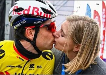 Wout valt door de mand: Sarah betrapt Van Aert op leugentje