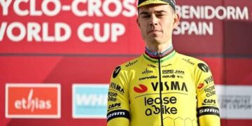 Team Visma | Lease a Bike heeft officieel het nieuwe tenue voor de Tour de France 2025 gepresenteerd, met Wout van Aert als opvallend gezicht van de campagne.