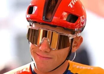 In de wielerwereld, waar respect en rivaliteit vaak hand in hand gaan, heeft Thibau Nys de aandacht getrokken door dringend zijn mening te delen over superster Mathieu Van der Poel