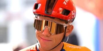 In de wielerwereld, waar respect en rivaliteit vaak hand in hand gaan, heeft Thibau Nys de aandacht getrokken door dringend zijn mening te delen over superster Mathieu Van der Poel