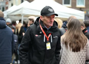 In een recent interview sprak voormalig wielerkampioen Adrie van der Poel openhartig over de indrukwekkende ontwikkeling van zijn zoon, Mathieu van der Poel.