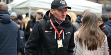 In een recent interview sprak voormalig wielerkampioen Adrie van der Poel openhartig over de indrukwekkende ontwikkeling van zijn zoon, Mathieu van der Poel.