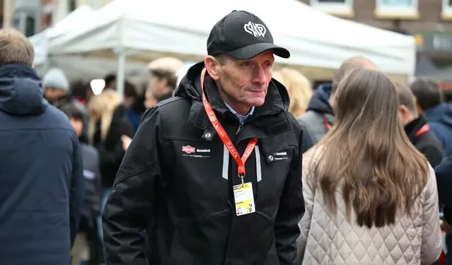 In een recent interview sprak voormalig wielerkampioen Adrie van der Poel openhartig over de indrukwekkende ontwikkeling van zijn zoon, Mathieu van der Poel.