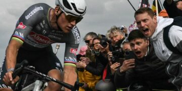 Toeschouwer Parijs-Roubaix die fles naar Mathieu van der Poel gooide, geeft zichzelf aan bij politie
