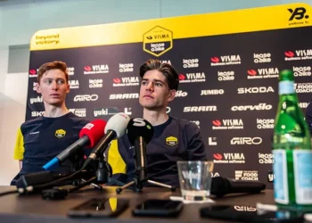 ‘Ik sta hier met meer vertrouwen dan vorige week’ – Wout van Aert laat zich niet uit het veld slaan door tegenslagen in aanloop naar de Ronde van Vlaanderen