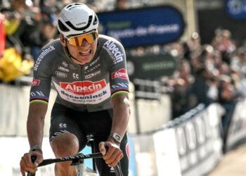 Toeschouwer die fles naar wielrenner gooide meldt zich bij politie: “Voelde als een steen in mijn gezicht,” zegt renner