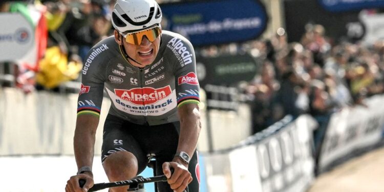 Toeschouwer die fles naar wielrenner gooide meldt zich bij politie: “Voelde als een steen in mijn gezicht,” zegt renner