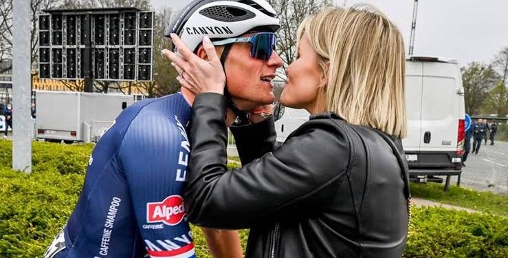 In een oprechte en emotionele boodschap kondigde Mathieu van der Poel aan dat hij zich gaat verloven met zijn langdurige vriendin, Roxanne Bertels.