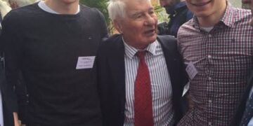 Mathieu van der Poel vertelt over emotioneel moment met opa Raymond Poulidor en broer David: “Het was zo’n ervaring die ik nooit zal vergeten”, zei hij in tranen