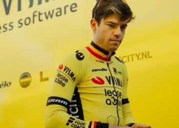 Wout van Aert, een van België’s topwielrenners, krijgt te maken met teleurstellend nieuws. De renner, die bekendstaat om zijn indrukwekkende prestaties in de Tour de France en andere grote evenementen, heeft onlangs een mededeling gedaan die de fans en de wielergemeenschap bezorgd heeft.
