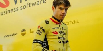 Wout van Aert, een van België’s topwielrenners, krijgt te maken met teleurstellend nieuws. De renner, die bekendstaat om zijn indrukwekkende prestaties in de Tour de France en andere grote evenementen, heeft onlangs een mededeling gedaan die de fans en de wielergemeenschap bezorgd heeft.