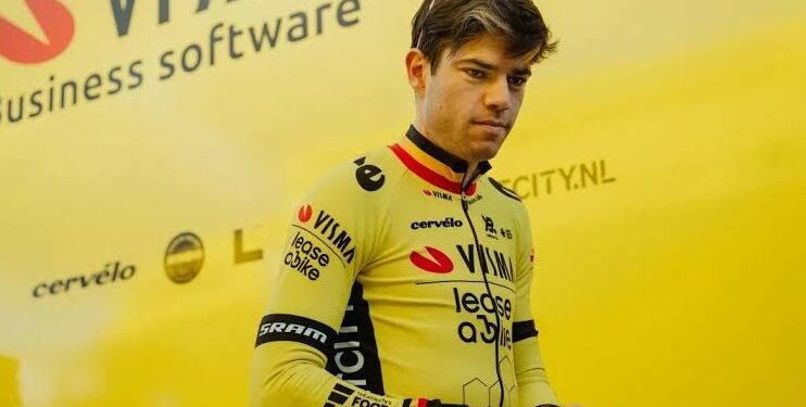 Wout van Aert, een van België’s topwielrenners, krijgt te maken met teleurstellend nieuws. De renner, die bekendstaat om zijn indrukwekkende prestaties in de Tour de France en andere grote evenementen, heeft onlangs een mededeling gedaan die de fans en de wielergemeenschap bezorgd heeft.