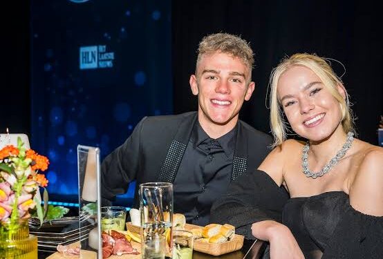 De Belgische wielersensatie Thibau Nys en zijn vriendin, Anna Eikendal, hebben hartverwarmend nieuws gedeeld met hun fans – het stel verwacht hun eerste kind.