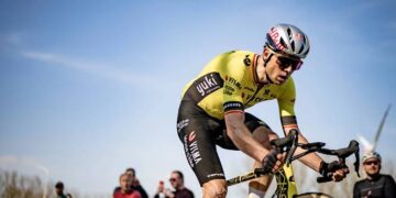 Breaking nieuws:Wout van Aert zich officieel teruggetrokken uit de Ronde van Vlaanderen 2025 vanwege een blessure aan zijn linkerknie.