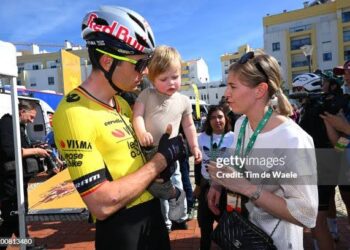 Na zijn moegestreden finish in de Ronde van Vlaanderen ontvangt Wout van Aert een hartverwarmend bericht van zijn vrouw⬇️