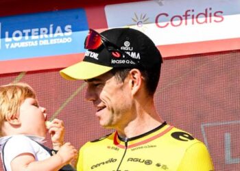 Wout van Aert heeft zich openlijk uitgesproken over de emotionele uitdagingen die hij ervaart als vader van twee jonge kinderen, terwijl hij zijn carrière op het hoogste niveau voortzet.