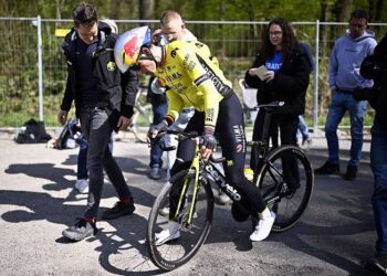 Wout van Aert voegt ludieke twist toe na schrikmoment
