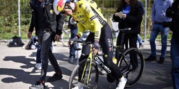 Wout van Aert voegt ludieke twist toe na schrikmoment