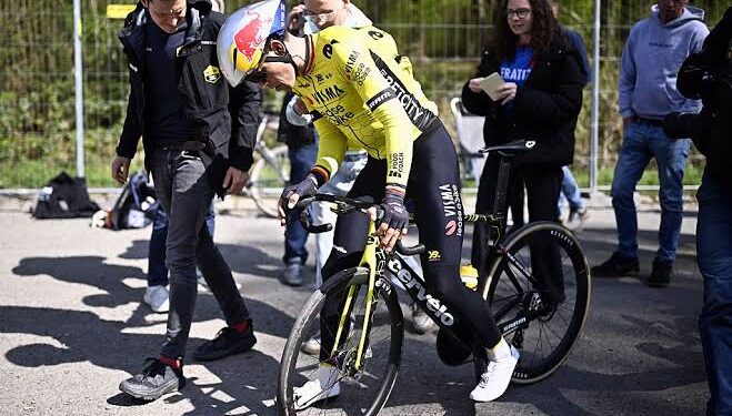 Wout van Aert voegt ludieke twist toe na schrikmoment