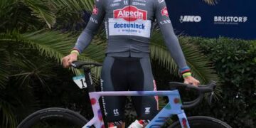 Mathieu Van der Poel feliciteert Tadej Pogacar van harte – hij is de eerste renner in de geschiedenis die zes keer op rij op het podium staat bij de Monumenten 🤯