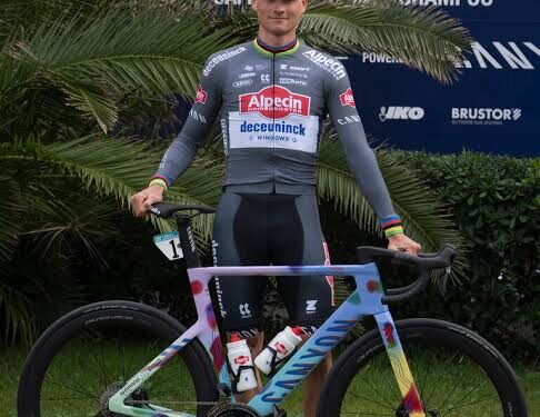 Mathieu Van der Poel feliciteert Tadej Pogacar van harte – hij is de eerste renner in de geschiedenis die zes keer op rij op het podium staat bij de Monumenten 🤯