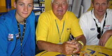 Mathieu van der Poel en vader Adrie richten stichting op ter ere van opa Raymond Poulidor ter ondersteuning van ouderen
