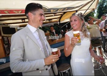 Wout van Aert viert huwelijksverjaardag met ontroerende boodschap en speciaal geschenk voor zijn vrouw Sarah De Bie