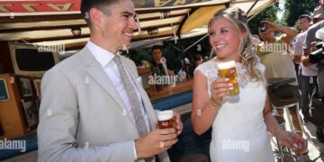 Wout van Aert viert huwelijksverjaardag met ontroerende boodschap en speciaal geschenk voor zijn vrouw Sarah De Bie