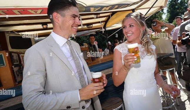 Wout van Aert viert huwelijksverjaardag met ontroerende boodschap en speciaal geschenk voor zijn vrouw Sarah De Bie