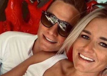 Mathieu van der Poels vriendin verrast hem met een cadeau en een hartverwarmende boodschap terwijl hij vandaag zijn verjaardag viert.